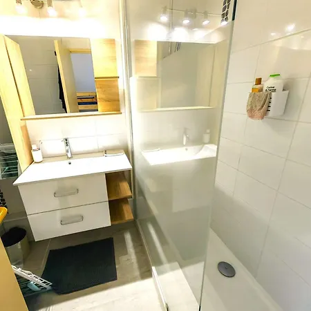 Apartment Climatise Avec Parking A 20m De La - Fr-1-607-75 Agde